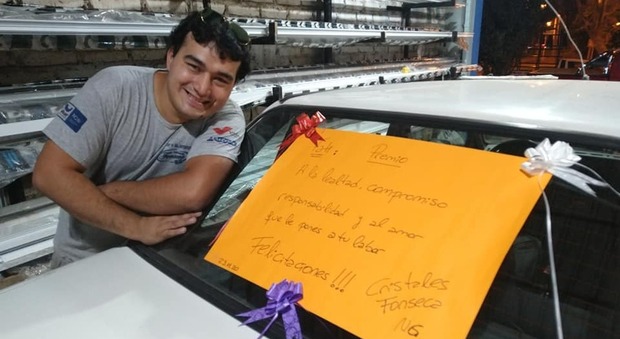 Imprenditore realizza il sogno di un suo dipendente: gli regala la sua prima auto