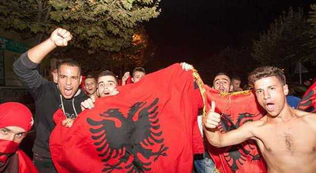 I tifosi albanesi in festa nei Balcani dopo la sospensione di Serbia-Albania