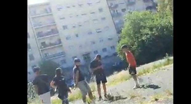 Roma, denunciata la baby gang terrore di viale Marconi: ragazze con la borsa arcobaleno nel mirino