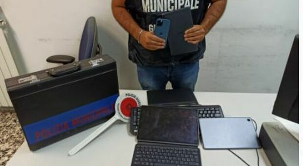 Napoli, vendeva tablet e smartphone in strada: denunciato per ricettazione