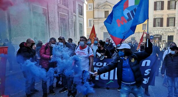 Whirlpool, al Mise i sindacati restano a oltranza e gli operai vanno a Palazzo Chigi: «Ci avete venduto alla multinazionale»