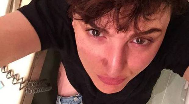 Arisa pubblica su Facebook un selfie seduta sul wc: valanga di commenti in Rete