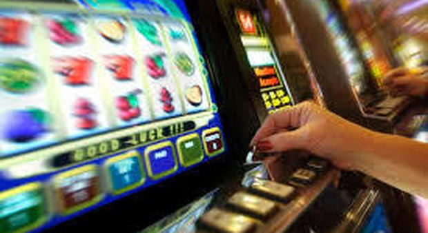 Litigio per le slot machine sfocia in rissa: per fermare i duellanti serve la polizia