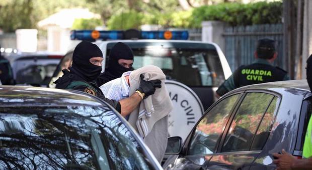 Terrorismo, 5 reclutatori Isis arrestati tra Spagna, Belgio e Germania