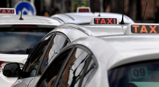 Roma, sette nuovi parcheggi per i taxi. La sindaca: «Garantito un servizio migliore»