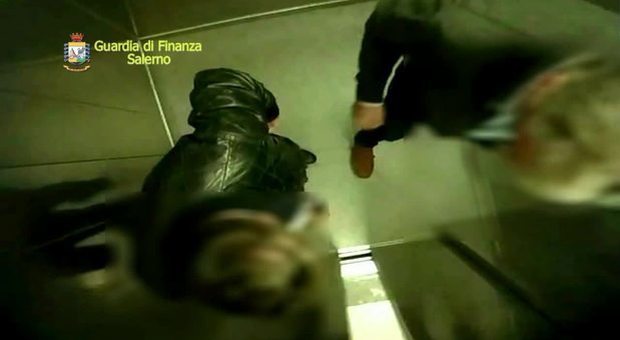 Salerno, corruzione atti giudiziari: 14 arresti, ci sono due giudici