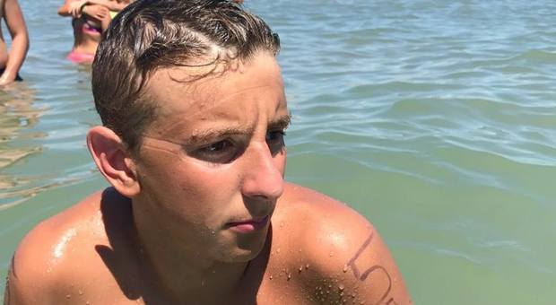 Sedicenne morto in moto contro il muretto: Manuel era una promessa del nuoto