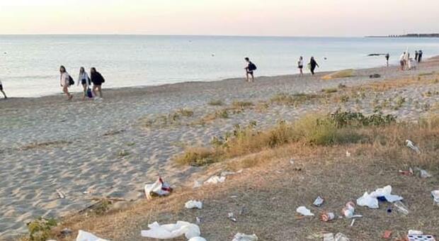 Il regalo dopo le feste: spiaggia piena di rifiuti. Una situazione che si ripete nonostante appelli e impegno
