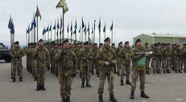 Kosovo, l'ultimo alzabandiera dei Lancieri di Montebello, il reggimento torna a Roma