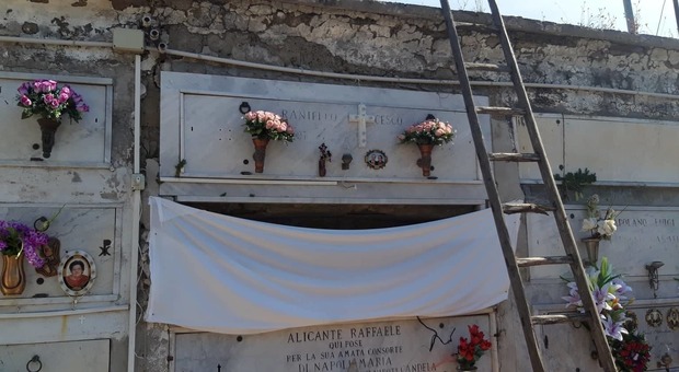 Cede lapide da un cimitero del Napoletano: resti di defunti coperti da 20 giorni con un lenzuolo