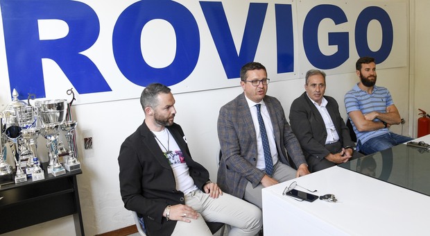 Lo stato maggiore del Rovigo Calcio durante una conferenza stampa, da sinistra l'allenatore Pizzo, il team manager Bimbatti, il presidente Calabria e l'ex ds Domeneghetti