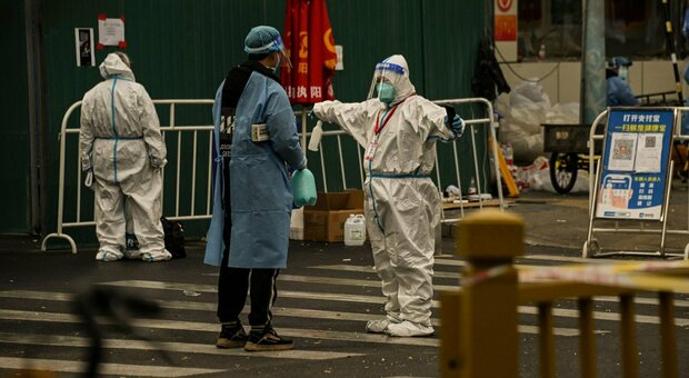 Cina, la strategia "Zero Covid" non funziona: record di contagi da inizio pandemia. Ed esplodono le protese