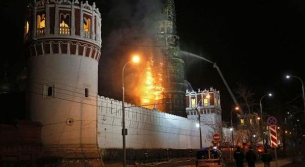 Brucia a Mosca il campanile di Novodevichy, patrimonio Unesco