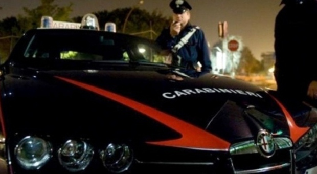 Latina, sorpresi a fare sesso sul cofano dell'auto in una zona abitata: denunciati dai carabinieri