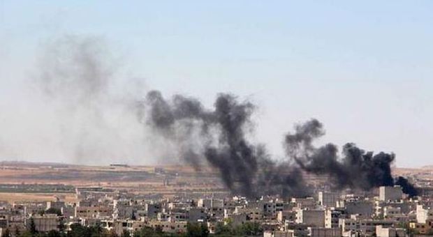 Libia, civili contro jihadisti a Sirte: l'Isis bombarda le aree residenziali, morti a decine