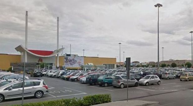 Tenta di rubare attrezzi dal furgoncino: bloccato nel parcheggio dell'Auchan