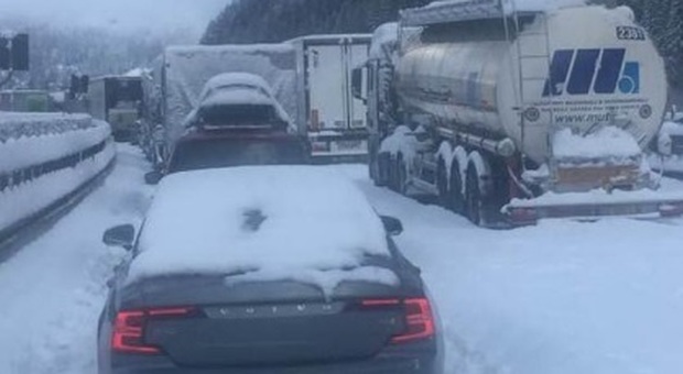 Brennero, autostrada chiusa per neve: «Mia moglie e i miei figli bloccati da 12 ore. Devono morire in auto?»