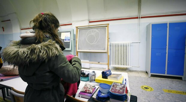 Riapertura scuole in Campania, l'assessore frena: «Niente è definito al 100%, dipende dalla pandemia»