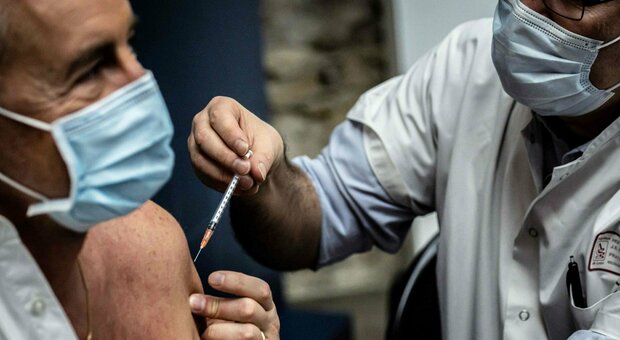 Vaccino, medico di base di Sondrio positivo dopo la prima dose: «Ora sono a casa, deve seguire una terapia»