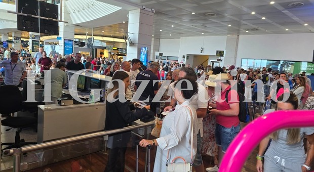 Volo per Pantelleria decolla vuoto, in aeroporto scoppia il caos. L'ira dei (150) passeggeri: «Hotel pagati per le vacanze, che facciamo?»