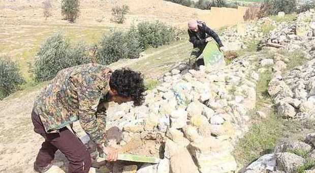 Isis, i jihadisti devastano i cimiteri: «Venerare i morti distrae dal culto di Allah»