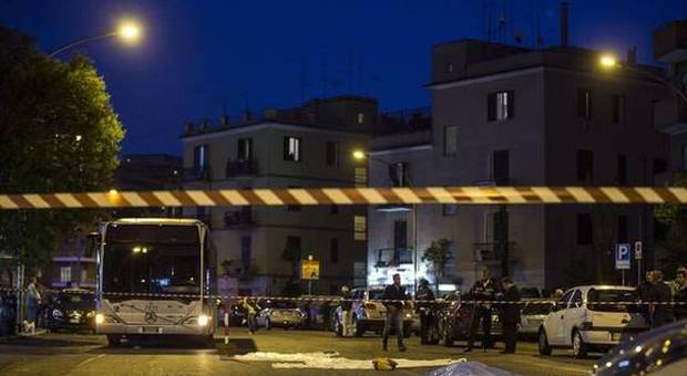 Auto sulla folla a Roma, trovate molotov sul luogo dell'incidente a Battistini