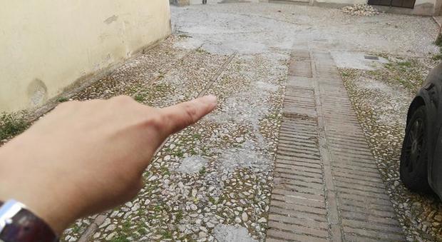 Vicolo San Filippo nel centro storico di Spoleto. Anonimi cittadini hanno riempito le buche sull'acciottolato con il cemento