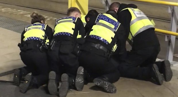 Manchester, accoltella tre persone in stazione al grido di Allah: si indaga per terrorismo
