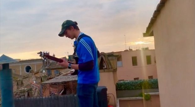 Jacopo, la baby star che suona sui tetti di piazza Navona "Farò un concerto pure dal Campidoglio"
