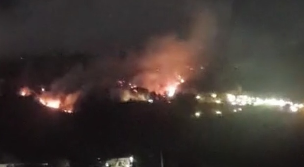 Pozzuoli, vasto incendio sulla collina di Cigliano: a innescarlo il lancio di alcuni razzi