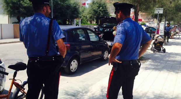 Scaraventa due biciclette contro i carabinieri, arrestato il parcheggiatore abusivo