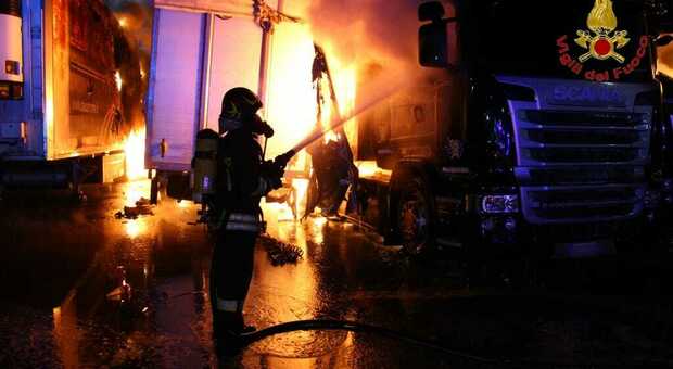 Incendio ad Avellino nella notte: 12 tir a fuoco, la pista del dolo