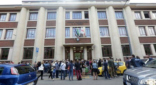 Bimbo morto a scuola a Milano, la maestra: «Una collega autorizzò l'uscita»