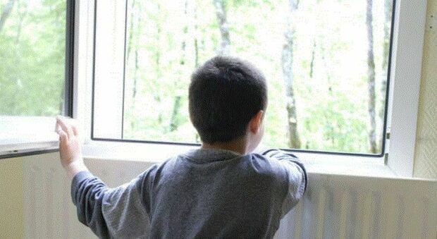 Roma, «Mio figlio autistico picchiato dalla maestra perché non voleva una mela»: la denuncia choc in una scuola del Portuense