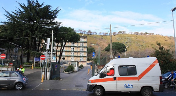 Napoli, guardia giurata si spara e precipita dalle scale: soccorsi vani