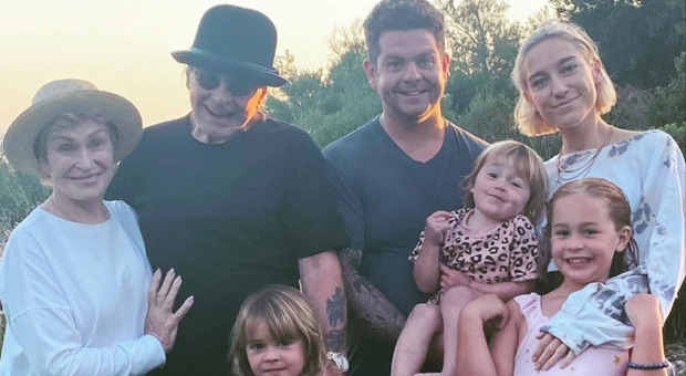 Ozzy Osbourne ha il Parkinson: la foto sorridente in famiglia che fa sperare i fan