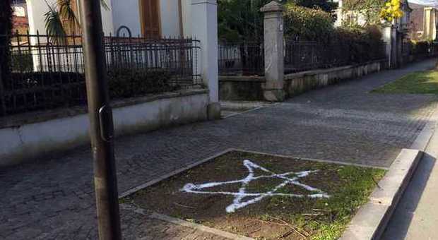 Rieti, stella a cinque punte disegnata con il sale vicino alla casa del sindaco Simone Petrangeli Sull'episodio indaga la Digos