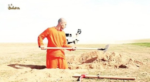 Isis, nuovo video choc: prigioniero costretto ​a scavarsi la fossa prima della decapitazione