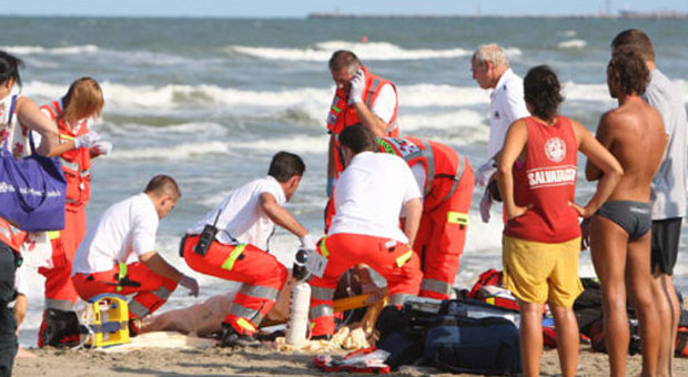 Ancona, bagnante si ferisce in spiaggia Intervento complicato per i soccorritori