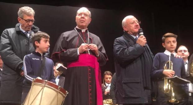 da dx il Governatore De Luca, l'arcivescovo monsignor Caputo e il sindaco Amitrano