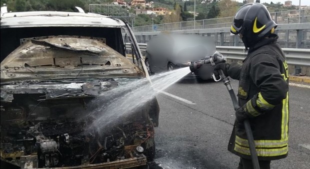 Furgone in fiamme, provvidenziale intervento dei vigili del fuoco a Terracina