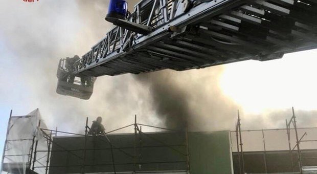 Parma, incendio nella palestra della scuola: evacuati studenti e insegnanti