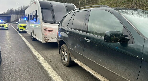 Ragazzino di 11 anni alla guida di una BMW X5 in autostrada, stava trainando una roulotte rubata: arrestato