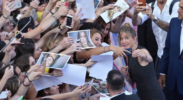 Aniston sul blu carpet tra selfie e sorrisi: Giffoni in delirio