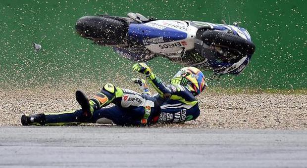 Brutto incidente per Valentino Rossi Lorenzo vince il Gp d'Aragona