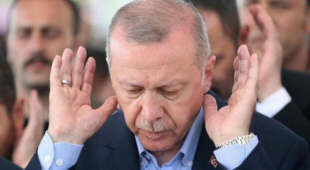 Turchia: Erdogan, non alzeremo tassi nonostante crollo lira