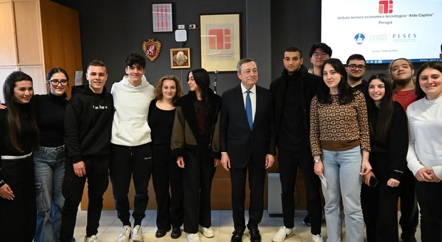 Mario Draghi insieme agli studenti del "Capitini" per il progetto Peses: «Un momento che aspettavo da tanto»