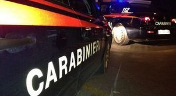 Sparatoria in pieno centro, tre ladri scoperti da un carabiniere fuori servizio aprono il fuoco