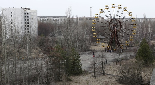 Chernobyl, brucia la foresta attorno all'ex centrale nucleare: la radioattività rallenta i pompieri