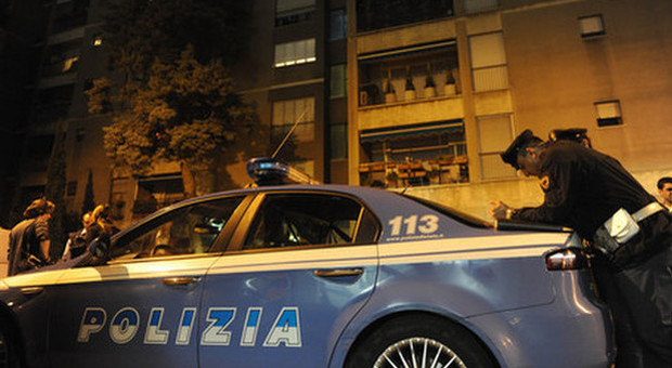 Notte da Arancia Meccanica: anziano legato al letto e preso a pugni per 120 euro, tre rapinatori in fuga